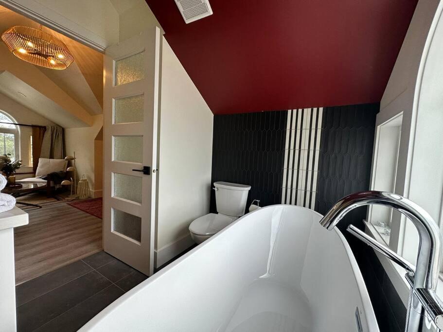 Heritage-Inspired Guesthouse - Luxe Bath & Elegant Ceilings Едмонтон Екстер'єр фото