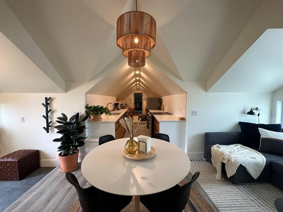 Heritage-Inspired Guesthouse - Luxe Bath & Elegant Ceilings Едмонтон Екстер'єр фото