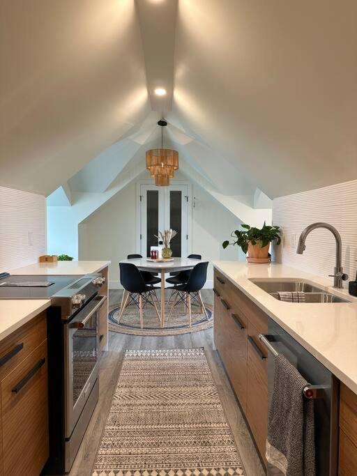 Heritage-Inspired Guesthouse - Luxe Bath & Elegant Ceilings Едмонтон Екстер'єр фото