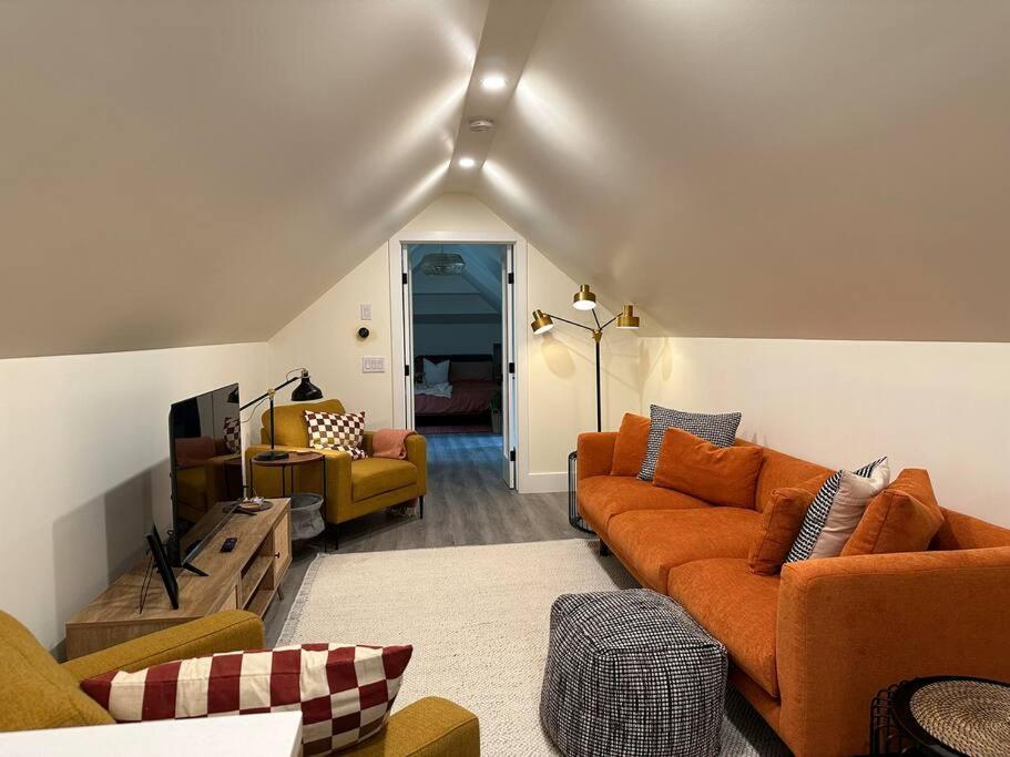Heritage-Inspired Guesthouse - Luxe Bath & Elegant Ceilings Едмонтон Екстер'єр фото