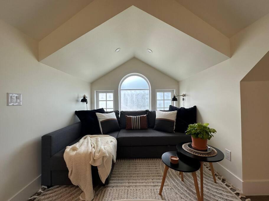 Heritage-Inspired Guesthouse - Luxe Bath & Elegant Ceilings Едмонтон Екстер'єр фото