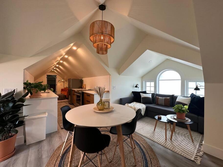 Heritage-Inspired Guesthouse - Luxe Bath & Elegant Ceilings Едмонтон Екстер'єр фото