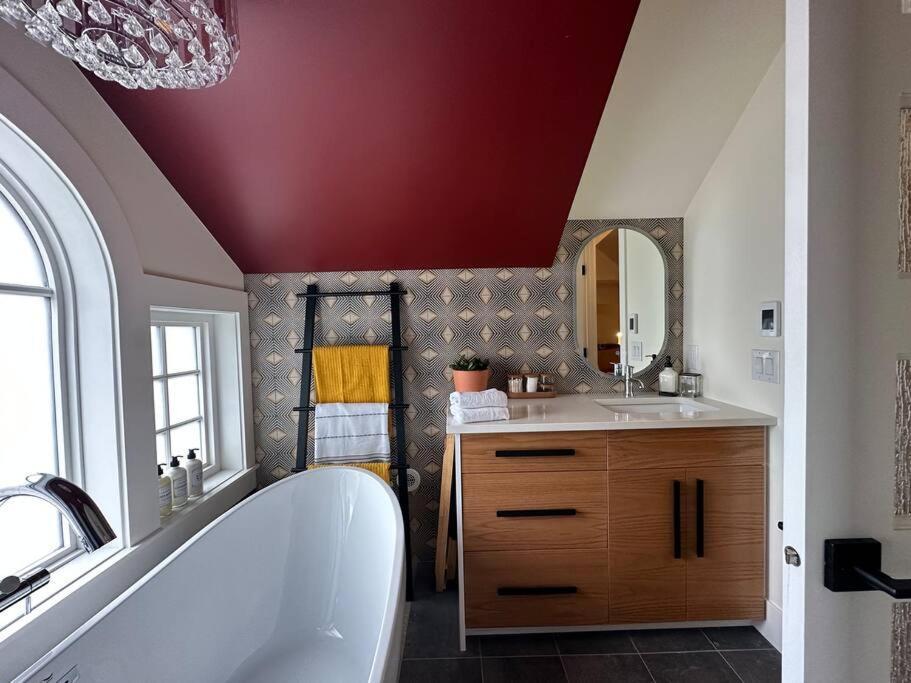 Heritage-Inspired Guesthouse - Luxe Bath & Elegant Ceilings Едмонтон Екстер'єр фото